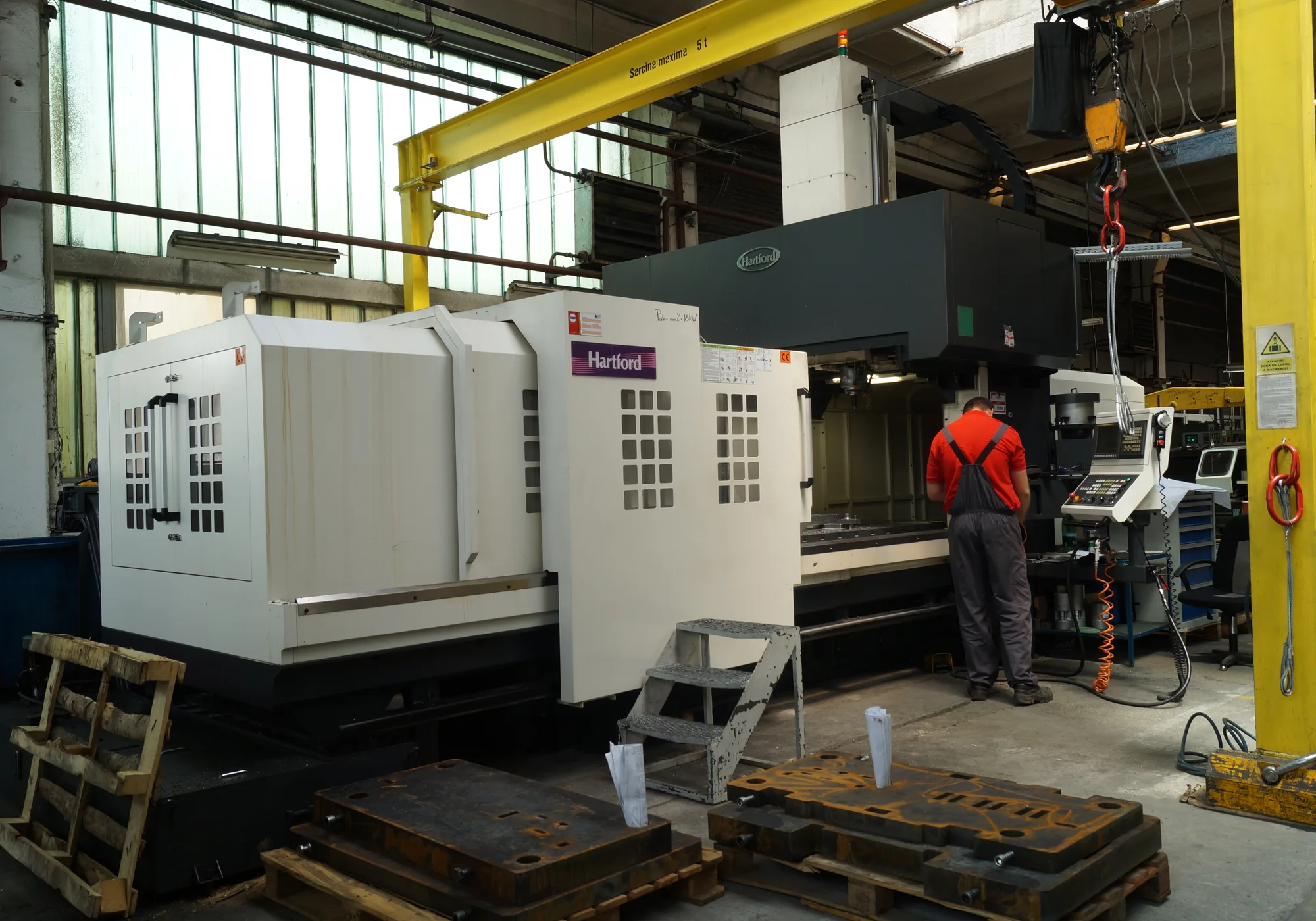 Operator Avantec lucrând la un centru de prelucrare industrială