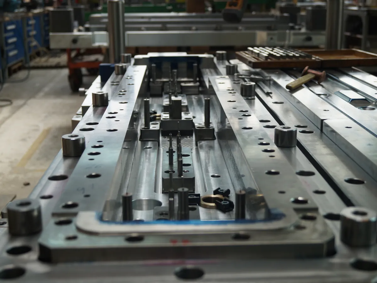 Matriță industrială de mari dimensiuni în atelier