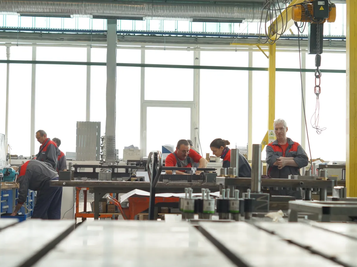 Echipa Avantec lucrând în atelierul de producție
